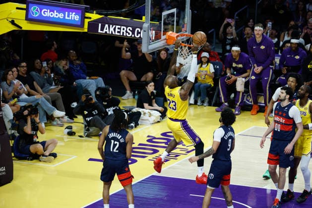 LOS ANGELES, CA - MARCH 30:Los Angeles Lakers forward LeBron James (23) misses a dunk during the Washington Wizards vs Los Angeles Lakers game on March 30, 2026, at Crypto.com Arena in Los Angeles, CA. (Photo by Jevone Moore Icon Sportswire) NBA, Basketball Herren, USA MAR 30 Washington Wizards at Los Angeles Lakers EDITORIAL USE ONLY Icon20260330036