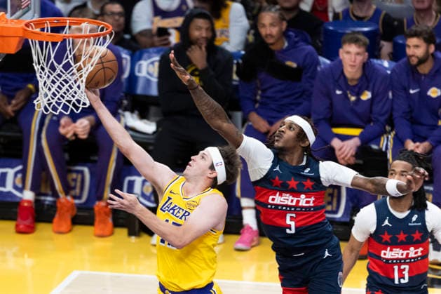 NBA, Basketball Herren, USA 2026: Lakers 120:101 Wizards - 30 Mar 2026 Los Angeles Lakers’ Austin Reaves (15) goes to the basket under pressure from Washington Wizards’ Jamir Watkins (5) during an NBA basketball game at Crypto.com Arena on Monday, March 30, 2026 in Los Angeles. Los Angeles United States Copyright: xRingoxChiux xSOPAxImagesx 20260330RC.Lakers015