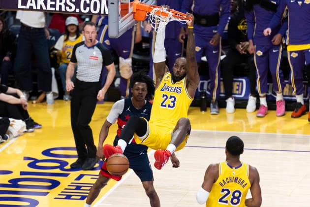 NBA, Basketball Herren, USA 2026: Lakers 120:101 Wizards - 30 Mar 2026 Los Angeles Lakers’ LeBron James (23) dunks against Washington Wizards’ Bub Carrington (7) during an NBA basketball game at Crypto.com Arena on Monday, March 30, 2026 in Los Angeles. Los Angeles United States Copyright: xRingoxChiux xSOPAxImagesx 20260330RC.Lakers009