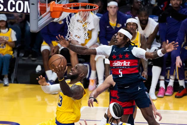 NBA, Basketball Herren, USA 2026: Lakers 120:101 Wizards - 30 Mar 2026 Los Angeles Lakers’ LeBron James (23) goes to the basket under pressure from Washington Wizards’ Jamir Watkins (5) during an NBA basketball game at Crypto.com Arena on Monday, March 30, 2026 in Los Angeles. Los Angeles United States Copyright: xRingoxChiux xSOPAxImagesx 20260330RC.Lakers020