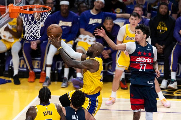 NBA, Basketball Herren, USA 2026: Lakers 120:101 Wizards - 30 Mar 2026 Los Angeles Lakers’ LeBron James (23) goes past Washington Wizards’ Will Riley (27) to the basket during an NBA basketball game at Crypto.com Arena on Monday, March 30, 2026 in Los Angeles. Los Angeles United States Copyright: xRingoxChiux xSOPAxImagesx 20260330RC.Lakers035