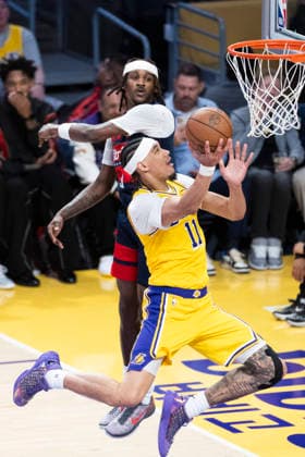 March 30, 2026, Los Angeles, California, United States: Los Angeles Lakers™ Jaxson Hayes (11) goes to the basket under pressure from Washington Wizards™ Justin Champagnie (9) during an NBA, Basketball Herren, USA basketball game at Crypto.com Arena on Monday, March 30, 2026 in Los Angeles. Los Angeles United States - ZUMAs197 20260330_aaa_s197_173 Copyright: xRingoxChiux