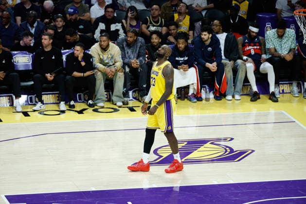 LOS ANGELES, CA - MARCH 30: Los Angeles Lakers forward LeBron James (23) looks at the scoreboard during the Washington Wizards vs Los Angeles Lakers game on March 30, 2026, at Crypto.com Arena in Los Angeles, CA. (Photo by Jevone Moore Icon Sportswire) NBA, Basketball Herren, USA MAR 30 Washington Wizards at Los Angeles Lakers EDITORIAL USE ONLY Icon20260330065