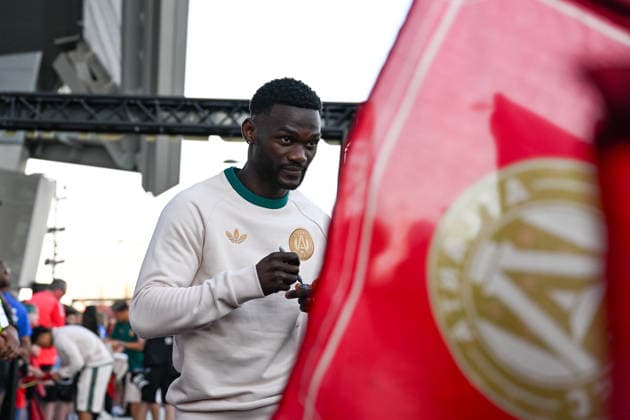 ATLANTA, GA - MARCH 21: AtlantaÃ•s Emmanuel Latte Lath 9 signs autographs prior to the start of the MLS, Fussball Herren, USA match between D.C. United and Atlanta United FC on March 21st, 2026 at Mercedes-Benz Stadium in Atlanta, GA. (Photo by Rich von Biberstein Icon Sportswire) SOCCER: MAR 21 MLS Atlanta United vs D.C. United EDITORIAL USE ONLY Icon260321057