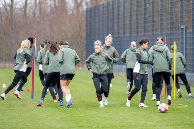 Das Team beim Warmup. Linda Dallmann 10 (FC Bayern Muenchen), Carolin Simon 30 (FC Bayern Muenchen), FC Bayern Frauen Abschlusstraining vor dem UEFA Champions League-Spiel, Viertelfinale Rueckspiel gegen Manchester United, ManU Saison 2025 2026. 31.03.2026 DFB regulations prohibit any use of photographs as image sequences and or quasi-video Muenchen Bayern Deutschland