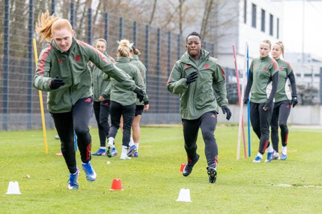 Bernadette Amani 15 (FC Bayern Muenchen), FC Bayern Frauen Abschlusstraining vor dem UEFA Champions League-Spiel, Viertelfinale Rueckspiel gegen Manchester United, ManU Saison 2025 2026. 31.03.2026 DFB regulations prohibit any use of photographs as image sequences and or quasi-video Muenchen Bayern Deutschland