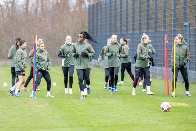Das Team beim Warmup. Linda Dallmann 10 (FC Bayern Muenchen), Edna Imade 29 (FC Bayern Muenchen), Pernille Harder 21 (FC Bayern Muenchen), Carolin Simon 30 (FC Bayern Muenchen), Giulia Gwinn 7 (FC Bayern Muenchen), FC Bayern Frauen Abschlusstraining vor dem UEFA Champions League-Spiel, Viertelfinale Rueckspiel gegen Manchester United, ManU Saison 2025 2026. 31.03.2026 DFB regulations prohibit any use of photographs as image sequences and or quasi-video Muenchen Bayern Deutschland