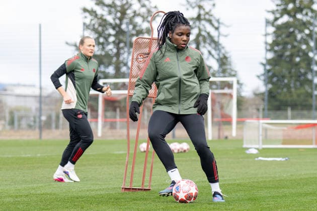 Edna Imade 29 (FC Bayern Muenchen), FC Bayern Frauen Abschlusstraining vor dem UEFA Champions League-Spiel, Viertelfinale Rueckspiel gegen Manchester United, ManU Saison 2025 2026. 31.03.2026 DFB regulations prohibit any use of photographs as image sequences and or quasi-video Muenchen Bayern Deutschland