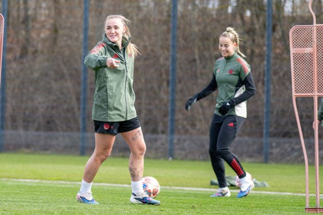 Georgia Stanway 31 (FC Bayern Muenchen), im Hintergrund, Giulia Gwinn 7 (FC Bayern Muenchen), FC Bayern Frauen Abschlusstraining vor dem UEFA Champions League-Spiel, Viertelfinale Rueckspiel gegen Manchester United, ManU Saison 2025 2026. 31.03.2026 DFB regulations prohibit any use of photographs as image sequences and or quasi-video Muenchen Bayern Deutschland