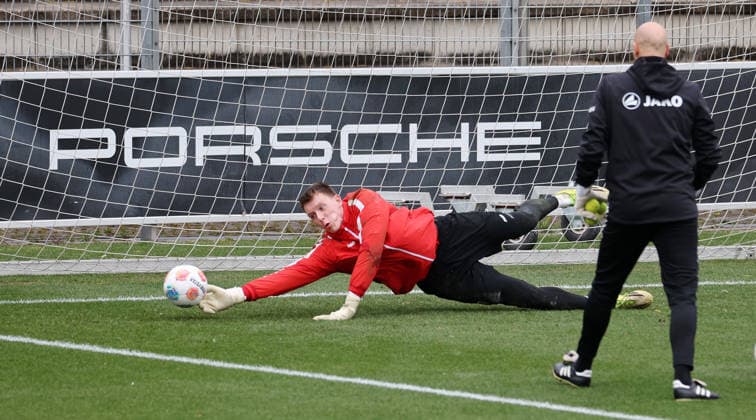 31.03.2026, Deutschland, Stuttgart, Fußball VfB Stuttgart Training, Jerik von der Felsen Gemäß den Vorgaben der DFL Deutsche Fußball Liga ist es untersagt, in dem Stadion und oder vom Spiel angefertigte Fotoaufnahmen in Form von Sequenzbildern und oder videoähnlichen Fotostrecken zu verwerten bzw. verwerten zu lassen. *** 31 03 2026, Germany, Stuttgart, Football VfB Stuttgart Training, Jerik von der Felsen In accordance with the regulations of the DFL German Football League, it is prohibited to exploit or have exploited photographs taken in the stadium and or of the match in the form of sequential images and or video-like photo series