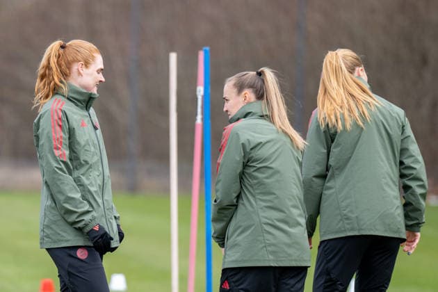 Stine Ballisager Pedersen 3 (FC Bayern Muenchen), Georgia Stanway 31 (FC Bayern Muenchen), FC Bayern Frauen Abschlusstraining vor dem UEFA Champions League-Spiel, Viertelfinale Rueckspiel gegen Manchester United, ManU Saison 2025 2026. 31.03.2026 DFB regulations prohibit any use of photographs as image sequences and or quasi-video Muenchen Bayern Deutschland