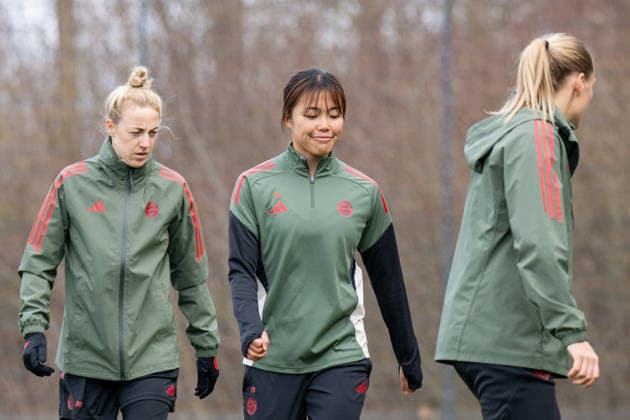 Carolin Simon 30 (FC Bayern Muenchen), Momoko Tanikawa 18 (FC Bayern Muenchen), FC Bayern Frauen Abschlusstraining vor dem UEFA Champions League-Spiel, Viertelfinale Rueckspiel gegen Manchester United, ManU Saison 2025 2026. 31.03.2026 DFB regulations prohibit any use of photographs as image sequences and or quasi-video Muenchen Bayern Deutschland