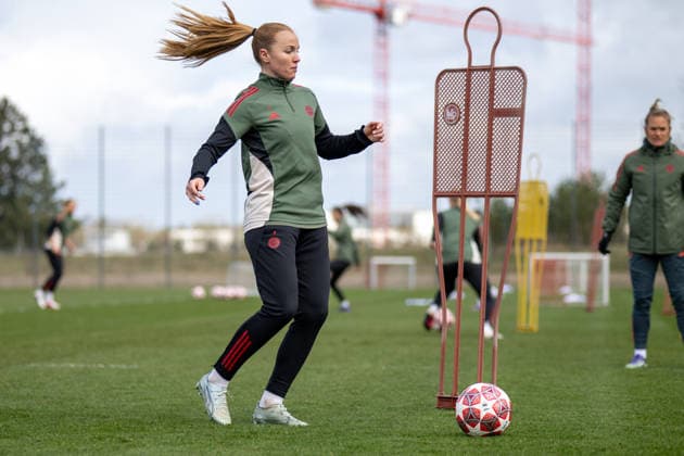 Glodis Perla Viggosdottir 4 (FC Bayern Muenchen), FC Bayern Frauen Abschlusstraining vor dem UEFA Champions League-Spiel, Viertelfinale Rueckspiel gegen Manchester United, ManU Saison 2025 2026. 31.03.2026 DFB regulations prohibit any use of photographs as image sequences and or quasi-video Muenchen Bayern Deutschland