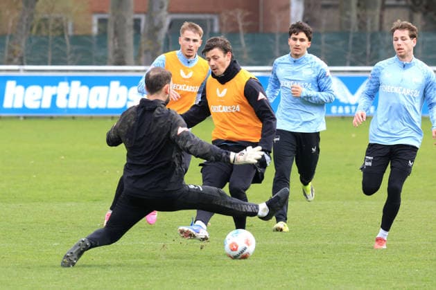DEU, DFL, 2. FBL Hertha BSC, Training, 31.03.2026, Sportforum, Berlin, DEU, DFL, 2. FBL Hertha BSC, Training, im Bild Dawid Kownacki (Hertha BSC Berlin 9), Marius Gersbeck (Hertha BSC Berlin 35) DFL - regulations prohibit any use of Photographs as image sequences and or quasi-video