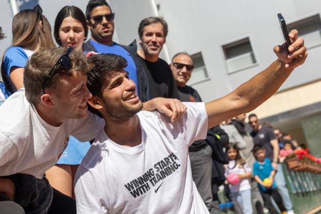 Carlos Alcaraz holds training session in Murcia Spanish tennis player Carlos Alcaraz poses for a selfie with a fan after his training session held at Murcia Royal Tennis Club 1919 in Murcia, Spain on 31 March 2026. Murcia Spain  Copyright: xMARCIALxGUILLENx