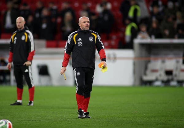 Deutschland - Ghana, Fussball, Herren Saison 2025 2026, Länderspiel, Freundschaftsspiel, MHP Arena Alfred Schreuder, Assistenztrainer (Deutschland) hier auf dem Feld beim Aufwärmen *** Germany Ghana, Football, Mens season 2025 2026, International match, Friendly match, MHP Arena Alfred Schreuder, Assistant Coach Germany here on the pitch during warm-up