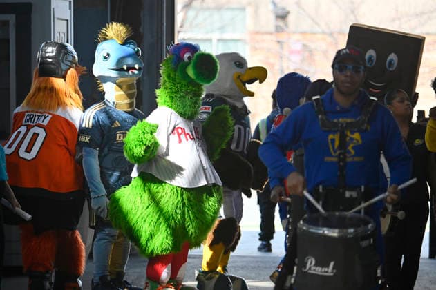 Visit PA Playmakers Pep Rally in Philadelphia, PA Local mascots entertain the crowd during a pep rally at Cherry Street Pier in Philadelphia, Pennsylvania, on March 31, 2026. The event, featuring mascots from local sports teams and representatives from the National Football League, Federation Internationale de Football Association, and Major League Baseball, highlights Pennsylvania s role as a national hub for major 2026 events, including the FIFA World Cup, WM, Weltmeisterschaft, Fussball NFL, American Football Herren, USA Draft, and America250 celebrations. Philadelphia Pennsylvania United States  Copyright: xBastiaanxSlabbersx originalFilename:slabbers-visitpap260331_npCH5.jpg
