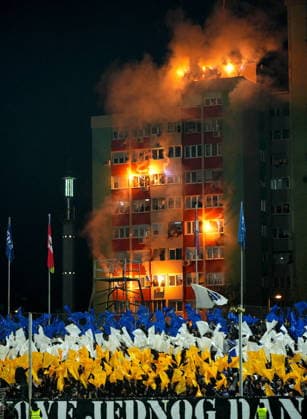 FIFA World Cup, WM, Weltmeisterschaft, Fussball 2026 European playoffs - Bosnia and Herzegovina vs Italy Fans of Bosnia and Herzegovina light flares and watch from a building overlooking the Bilino Polje Stadium where the FIFA World Cup 2026 European playoff match between Bosnia and Herzegovina and Italy is being played, Zenica, Bosnia and Herzegovina, 31 March 2026. Zenica Bosnia And Herzegovina  Copyright: xNIDALxSALJICx