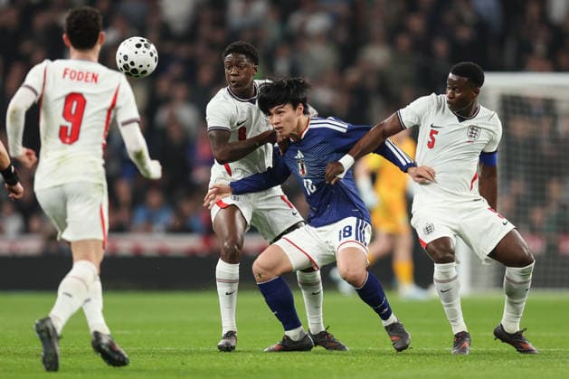 England v Japan 31 March 2026, London - International Friendly, Länderspiel, Nationalmannschaft Football - England v Japan - L-R Kobbie Mainoo of England, Ayase Ueda of Japan and Marc Guehi of England - Photo: Charlotte Wilson Offside. London UK Copyright: xCharlottexWilsonx xOffsidexOffside