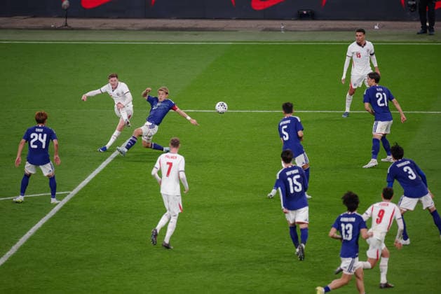 International Friendly, Länderspiel, Nationalmannschaft England v Japan Wembley Stadium 31.03.2026 24.03.2025 Elliot Anderson of England shot under pressure from Ritsu Doan (c) of Japan International Friendly England v Japan Wembley Stadium 31.03.2026 Photograph By Marc Aspland The Times  Copyright: xMarcxAsplandx NINTCHDBPICT001070701349
