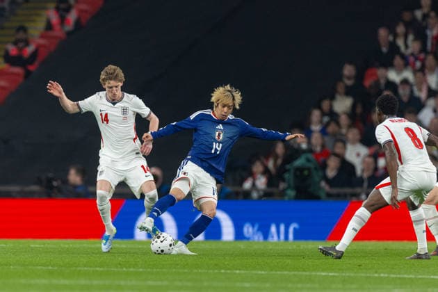 Football - International Friendly, Länderspiel, Nationalmannschaft - England v Japan LONDON, ENGLAND - Tuesday, March 31, 2026: England s Anthony Gordon challenges Japan s Junya Ito (R) during an International Friendly match between England and Japan at Wembley Stadium. (Photo by David Rawcliffe Propaganda) LONDON Wembley Stadium GREATER LONDON ENGLAND  Copyright: xDavidxRawcliffex P2026-03-31-England_Japan-52