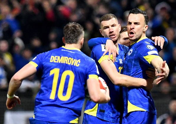FIFA World Cup, WM, Weltmeisterschaft, Fussball 2026 European playoffs - Bosnia and Herzegovina vs Italy Haris Tabakovic (R) of Bosnia and Herzegovina celebrates with teammates Edin Dzeko and Ermedin Demirovic (L) after the scoring the 1-1 during the FIFA World Cup 2026 European playoff match between Bosnia and Herzegovina and Italy in Zenica, Bosnia and Herzegovina, 31 March 2026. Zenica Bosnia And Herzegovina  Copyright: xNIDALxSALJICx