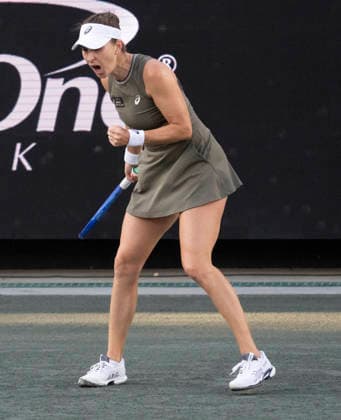 April 1, 2026: Dayana Yastremska (UKR) loses to Belinda Bencic (SUI) 6-2, 6-7, 6-3, at the Credit One Charleston Open being played at Credit One Staduim in Charleston, South Carolina, {USA} Tennisclix Charleston USA - ZUMAc04_ 20260401_zma_c04_024 Copyright: xLesliexBillmanx
