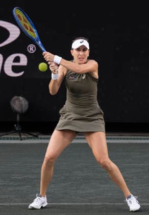 April 1, 2026: Dayana Yastremska (UKR) loses to Belinda Bencic (SUI) 6-2, 6-7, 6-3, at the Credit One Charleston Open being played at Credit One Staduim in Charleston, South Carolina, {USA} Tennisclix Charleston USA - ZUMAc04_ 20260401_zma_c04_034 Copyright: xLesliexBillmanx