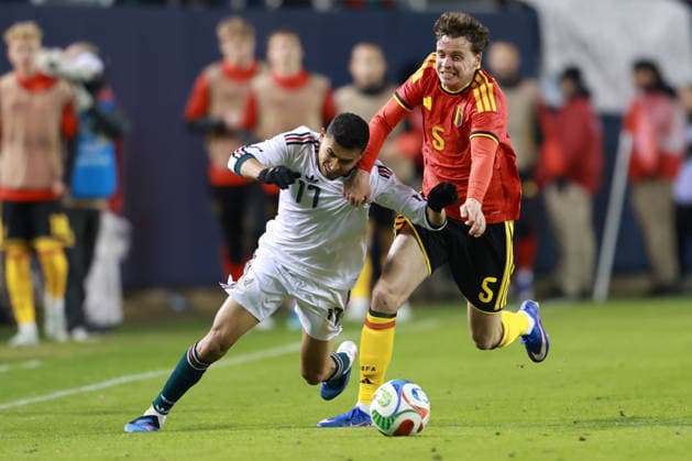 Fußball, Länderspiel, Mexiko - Belgien Orbelín Pineda (L) of Mexico battles for the ball with Maxim De Cuyper of Belgium during a friendly match between Mexico and Belgium at Soldier Field in Chicago, United States, 31 March 2026. International Friendly, Länderspiel, Nationalmannschaft Mexico vs Belgium !ACHTUNG: NUR REDAKTIONELLE NUTZUNG!  Copyright: xCarlosxRamírezx AMDEP2836 20260401-55019870624_1