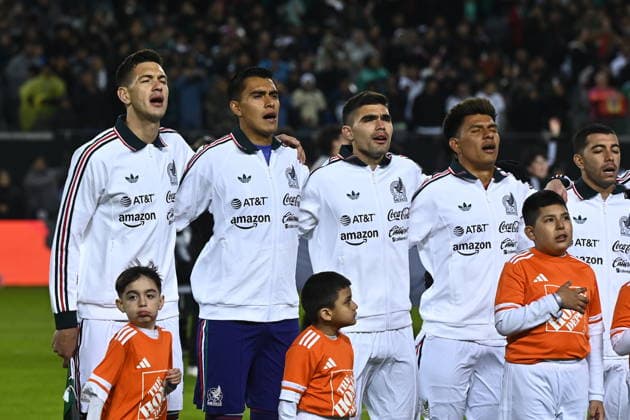 Soccer International Friendly, Länderspiel, Nationalmannschaft - Mexico vs Belgium Mexico captain Cesar Montes (L) and teammates Jorge Sanchez (2-R) and Raul Rangel (2-L) stand for the national anthem during the international friendly soccer match between Mexico and Belgium at Soldier Field in Chicago, Illinois, USA, 31 March 2026. Chicago Illinois United States  Copyright: xVICTORxHILITSKIx