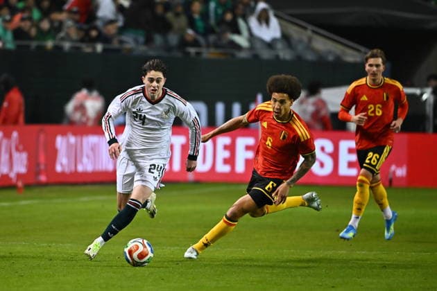 Fußball, Länderspiel, Mexiko - Belgien Soccer International Friendly, Länderspiel, Nationalmannschaft - Mexico vs Belgium Brian Gutierrez (L) of Mexico in action against Axel Witsel (C) of Belgium during the international friendly soccer match between Mexico and Belgium at Soldier Field in Chicago, Illinois, USA, 31 March 2026. Chicago Illinois United States  Copyright: xVICTORxHILITSKIx
