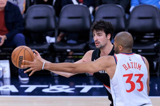 March 31, 2026, Inglewood, California, USA: Deni Avdija 8 of the Portland Trail Blazers passes the ball as Nicolas Batum 33 of the Los Angeles Clippers defends during their regular season NBA, Basketball Herren, USA game on Tuesday March 31, 2026 at Intuit Dome in Inglewood, California. ARIANA RUIZ PI Clippers Vs. Trail Blazers  - ZUMAp124 20260331_zaa_p124_026 Copyright: xArianaxRuizx