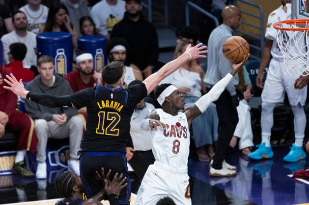 NBA, Basketball Herren, USA 2026: Lakers 127:113 Cavaliers Cleveland Cavaliers’ Dennis Schroder (8) goes past Los Angeles Lakers’ Jake LaRavia (12) to the basket during an NBA basketball game at Crypto.com Arena on Tuesday, March 31, 2026 in Los Angeles. Los Angeles United States Copyright: xRingoxChiux xSOPAxImagesx 20260331RC.Lakers030