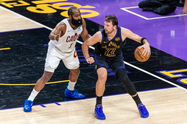 March 31, 2026, Los Angeles, California, United States: Los Angeles Lakers™ Luka Don?i? (77) is defended by Cleveland Cavaliers™ James Harden (1) during an NBA, Basketball Herren, USA basketball game at Crypto.com Arena on Tuesday, March 31, 2026 in Los Angeles. NBA 2026: Lakers 127:113 Cavaliers  - ZUMAs197 20260331_aaa_s197_330 Copyright: xRingoxChiux