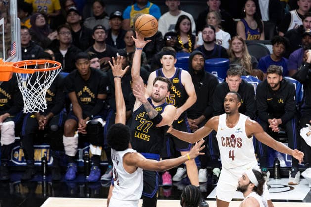 March 31, 2026, Los Angeles, California, United States: Los Angeles Lakers™ Luka Don?i? (77) shoots against Cleveland Cavaliers™ Jarrett Allen (31) during an NBA, Basketball Herren, USA basketball game at Crypto.com Arena on Tuesday, March 31, 2026 in Los Angeles. NBA 2026: Lakers 127:113 Cavaliers  - ZUMAs197 20260331_aaa_s197_334 Copyright: xRingoxChiux