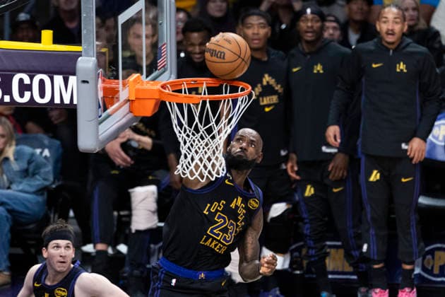 March 31, 2026, Los Angeles, California, United States: Los Angeles Lakers™ LeBron James (23) dunks against the Cleveland Cavaliers during an NBA, Basketball Herren, USA basketball game at Crypto.com Arena on Tuesday, March 31, 2026 in Los Angeles. NBA 2026: Lakers 127:113 Cavaliers  - ZUMAs197 20260331_aaa_s197_347 Copyright: xRingoxChiux