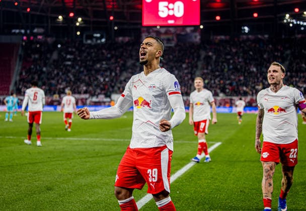 Jubel nach dem Tor zum 5:0 durch Leipzigs Benjamin Henrichs. Fussball 1. Bundesliga, 27. Spieltag: RB Leipzig - TSG Hoffenheim. 20. Maerz 2026: Leipzig, Red Bull Arena. RB Leipzig - TSG Hoffenheim *** Cheers after the 5-0 goal by Leipzigs Benjamin Henrichs Soccer 1 Bundesliga, Matchday 27 RB Leipzig TSG Hoffenheim 20 March 2026 Leipzig, Red Bull Arena RB Leipzig TSG Hoffenheim