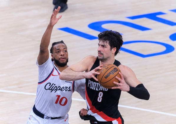 March 31, 2026, Inglewood, California, USA: Deni Avdija 8 of the Portland Trail Blazers performs a layup as Darius Garland 10 of the Los Angeles Clippers defends during their regular season NBA, Basketball Herren, USA game on Tuesday March 31, 2026 at Intuit Dome in Inglewood, California. Clippers lose to Trail Blazers, 104-114. ARIANA RUIZ PI Inglewood USA - ZUMAp124 20260331_zaa_p124_055 Copyright: xArianaxRuizx
