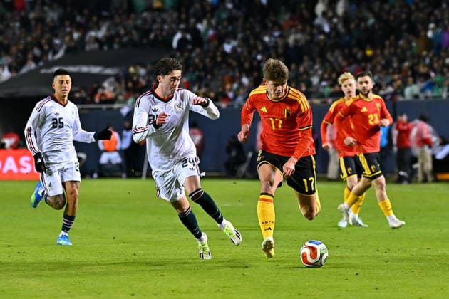 Fußball, Länderspiel, Mexiko - Belgien Soccer International Friendly, Länderspiel, Nationalmannschaft - Mexico vs Belgium Charles De Ketelaere (17) of Belgium (L) and Brian Gutierrez (24) of Mexico (R) compete for the ball during the international friendly match at Soldier Field in Chicago, Illinois, USA, 31 March 2026. Chicago Illinois United States  Copyright: xVICTORxHILITSKIx