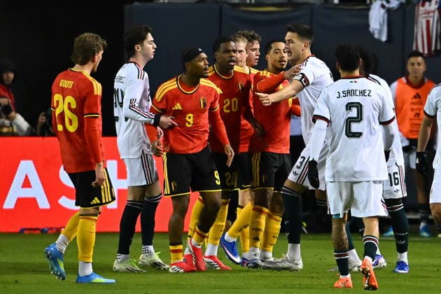 Fußball, Länderspiel, Mexiko - Belgien Soccer International Friendly, Länderspiel, Nationalmannschaft - Mexico vs Belgium Players from Mexico and Belgium engage in a brief scuffle during the international friendly match at Soldier Field in Chicago, Illinois, USA, 31 March 2026. The match, part of the MexTour Chicago series, ended in a 1-1 draw in front of 52,412 fans. Chicago Illinois United States Copyright: xVICTORxHILITSKIx