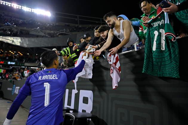Fußball, Länderspiel, Mexiko - Belgien Soccer International Friendly, Länderspiel, Nationalmannschaft - Mexico vs Belgium Goalkeeper Raul Rangel (1) of Mexico shakes hands and signs autographs for fans following the international friendly match against Belgium at Soldier Field in Chicago, Illinois, USA, 31 March 2026. The match, part of the MexTour Chicago series, ended in a 1-1 draw in front of 52,412 fans. Chicago Illinois United States Copyright: xVICTORxHILITSKIx