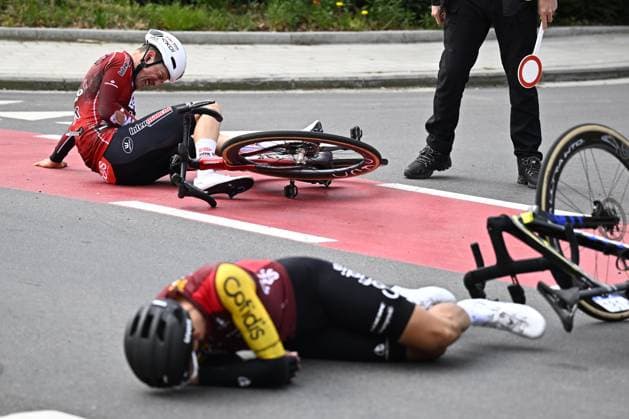 Belgian Jenno Berckmoes of Lotto-Intermarche and Belgian Dylan Teuns of Cofidis pictured after a fall during the men elite race of the Dwars Door Vlaanderen cycling event, 184,6km from Roeselare to Waregem, Wednesday 01 April 2026. JASPERxJACOBS  x169496922x