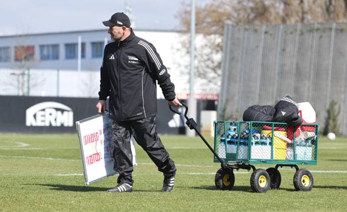 Trainer Steffen Baumgart zieht den Materialwagen vom Platz Fußball Fussball Training Bundesliga Herren DFL Saison 2025 2026 01.04.2026 1.FC Union Berlin FCU DFL regulations prohibit any use of photographs as image sequences and or quasi-video. *** Coach Steffen Baumgart pulls the equipment cart off the pitch Sport Football Soccer Training Bundesliga Men DFL Season 2025 2026 01 04 2026 1 FC Union Berlin FCU DFL regulations prohibit any use of photographs as image sequences and or quasi video