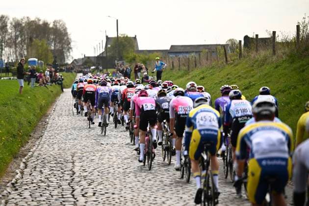 Dwars door Vlaanderen 2026 Cycling Race WAREGEM, BELGIUM - APRIL 01 : illustration picture peloton during the 80th edition of Dwars door Vlaanderen an UCI World Tour 1.UWT one day cycling road race for Men Elite of 184 km with start in Roeselare and finish in Waregem on April 1, 2026 in Waregem, Belgium, 01 04 2026 ( Motordriver Kenny Verfaillie - Waregem Belgium  Copyright: xTomasxSiskx