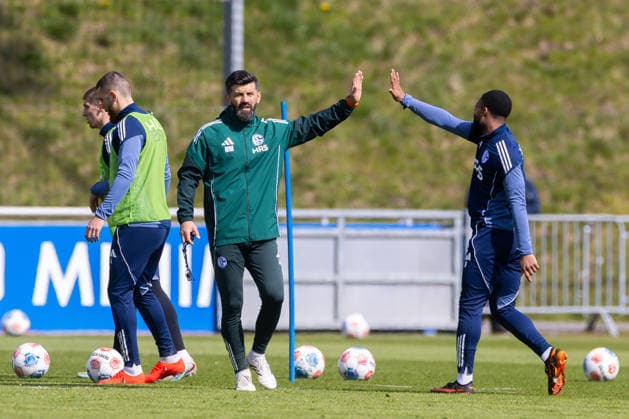 01.04.2026, Fussball, Training des FC Schalke 04. v. l. Trainer Miron Muslic (FC Schalke 04) klatscht mit Moussa Sylla (FC Schalke 04) ab. Gelsenkirchen Trainingsgelände FC Schalke 04 NRW Deutschland xRHR-FOTO YYx *** 01 04 2026, Football, Training of FC Schalke 04 v l Coach Miron Muslic FC Schalke 04 claps with Moussa Sylla FC Schalke 04 Gelsenkirchen Training ground FC Schalke 04 NRW Germany xRHR PHOTO YYx Copyright: RHR-FOTOx RHR-FOTO YY