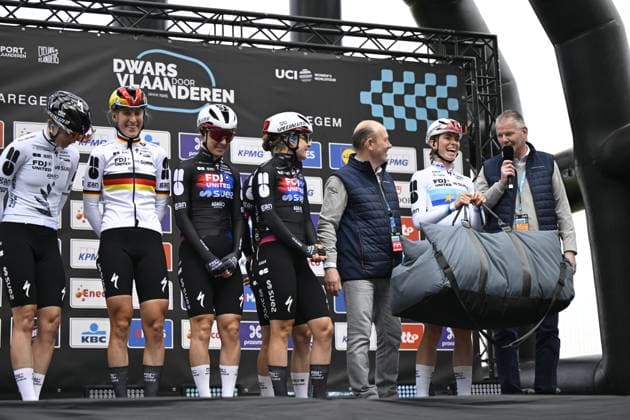 Dutch Demi Vollering of FDJ United-SUEZ (2R) pictured at the start of the women elite race of the Dwars Door Vlaanderen cycling event, 128,9km from Roeselare to Waregem, Wednesday 01 April 2026. TOM GOYVAERTS TomxGoyvaerts  x169499899x
