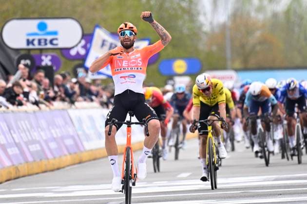 Dwars door Vlaanderen 2026 Cycling Race WAREGEM, BELGIUM - APRIL 01 : Ganna Filippo (ITA) of INEOS Grenadiers wins, second place for Van Aert Wout (BEL) of Team Visma Lease a Bike during the 80th edition of Dwars door Vlaanderen an UCI World Tour 1.UWT one day cycling road race for Men Elite of 184 km with start in Roeselare and finish in Waregem on April 1, 2026 in Waregem, Belgium, 01 04 2026 ( Motordriver Kenny Verfaillie - Waregem Belgium  Copyright: xTomasxSiskx
