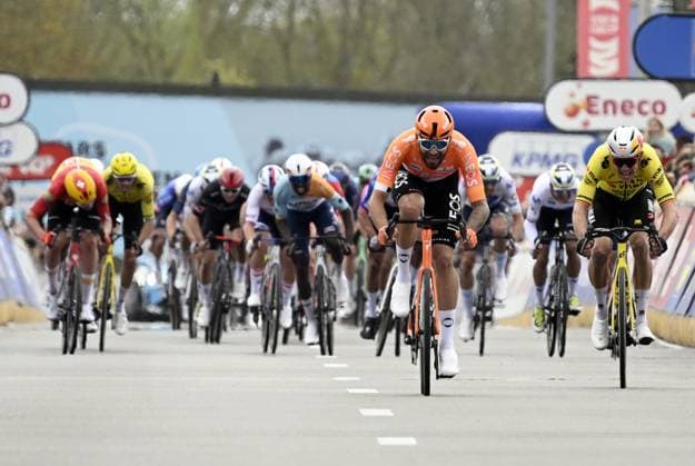 Italian Filippo Ganna of INEOS Grenadiers and Belgian Wout van Aert of Team Visma-Lease a Bike sprint to the finish of the men elite race of the Dwars Door Vlaanderen cycling event, 184,6km from Roeselare to Waregem, Wednesday 01 April 2026. TOM GOYVAERTS TomxGoyvaerts  x169508681x