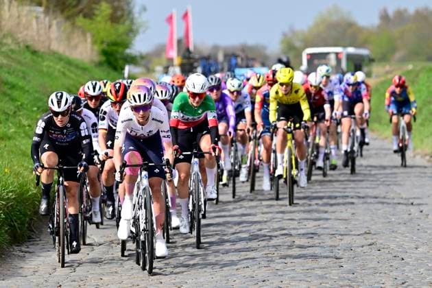 Dwars door Vlaanderen Women 2026 Cycling Race WAREGEM, BELGIUM - APRIL 01 : illustration picture peloton during the 80th edition of Dwars door Vlaanderen Women an UCI Women s World Tour 1.WWT one day cycling road race for Men Elite of 128 km with start in Waregem and finish in Waregem on April 1, 2026 in Waregem, Belgium, 01 04 2026 ( Motordriver Serge Seynaeve - Waregem Belgium  Copyright: xJanxDexMeuleneirx
