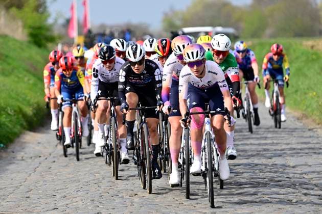 Dwars door Vlaanderen Women 2026 Cycling Race WAREGEM, BELGIUM - APRIL 01 : illustration picture peloton during the 80th edition of Dwars door Vlaanderen Women an UCI Women s World Tour 1.WWT one day cycling road race for Men Elite of 128 km with start in Waregem and finish in Waregem on April 1, 2026 in Waregem, Belgium, 01 04 2026 ( Motordriver Serge Seynaeve - Waregem Belgium  Copyright: xJanxDexMeuleneirx